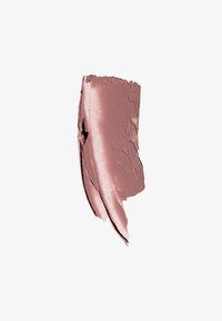 Plama kremowej błyszczącej szminki w kolorze malwy o gładkiej, lekko fakturowanej powierzchni na jednolitym białym tle.