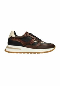 Bruine en zwarte sneaker van gestructureerd leer, met bronzen accenten en een witte tussenzool. Beschikt over een vetersluiting en rubberen buitenzool met grip.