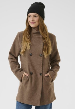 Manteau marron à double boutonnage en tissu texturé, avec un col haut, deux poches latérales et des accents de boutons noirs.