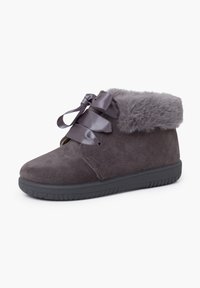 Botines de ante gris con un puño de pelo sintético, que presentan cintas de cinta y una suela de goma negra texturizada para mayor tracción.