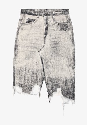 Pantalones cortos de mezclilla en blanco y negro con un dobladillo de corte crudo, detalles desgastados, diseño de cinco bolsillos y cierre de botón en la cintura.