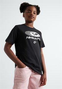 Nike Sportswear TEE AMPLIFY UNISEX - Camiseta estampada - black