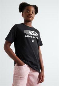 Nike Sportswear - TEE AMPLIFY UNISEX - T-shirt med print - black Miniatyrbild 1