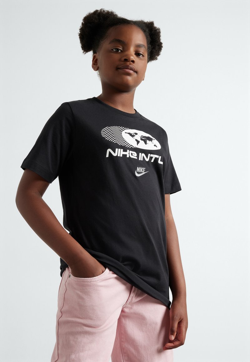Nike Sportswear TEE AMPLIFY UNISEX - Camiseta estampada - black