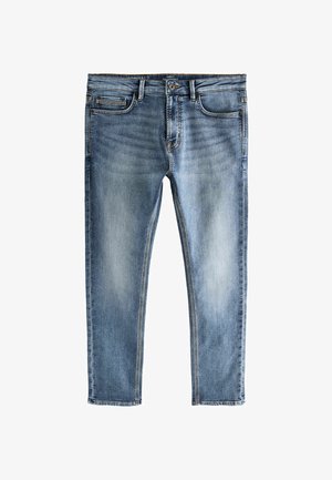 Jeans de mezclilla azul con un acabado desgastado, cinco bolsillos, costuras en contraste y un cierre de botón metálico en la cintura.