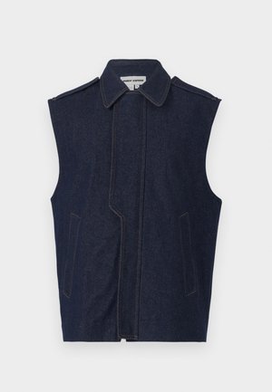 Chaleco de mezclilla, azul oscuro, diseño sin mangas, cuello puntiagudo, costura frontal vertical, dos bolsillos frontales, acentuado con costuras amarillas contrastantes.