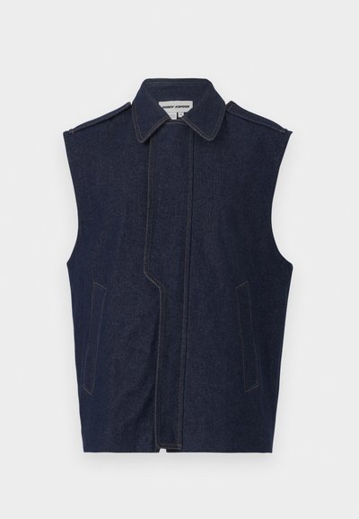 Džinsinė liemenė, tamsiai mėlyna, be rankovių, smailus apykaklė, vertikalus priekinis siūlas, dvi priekinės kišenės, akcentuota kontrastinga geltona siuvimo siūle.