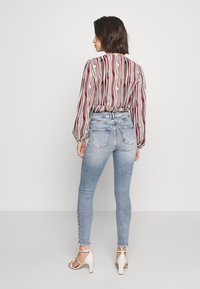 ONLY ONLCHRISSY - Calças de ganga de corte skinny - light blue denim