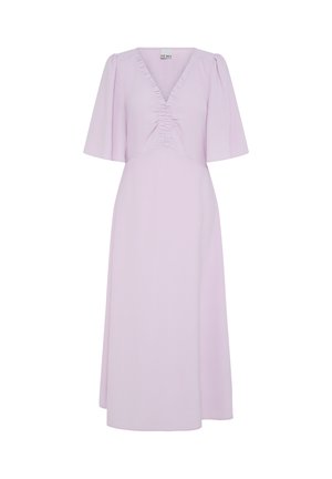 Lys lilla midikjole med korte flagrende ermer og en V-hals med små rysjedetaljer.