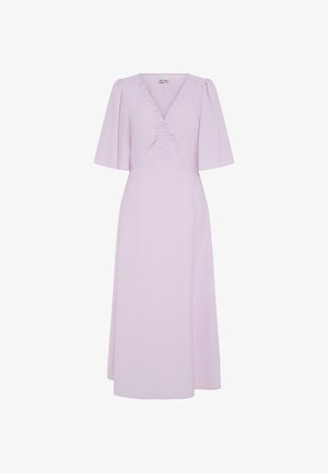 Lys lilla midikjole med korte flagrende ermer og en V-hals med små rysjedetaljer.