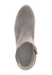 Botte de cheville en suède gris avec un bout arrondi, fermeture éclair sur le côté et semelle texturée ; l'intérieur présente un logo de la marque en relief.