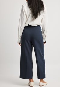 NA-KD CULOTTE MIT TAILLE - Auduma bikses - dark navy