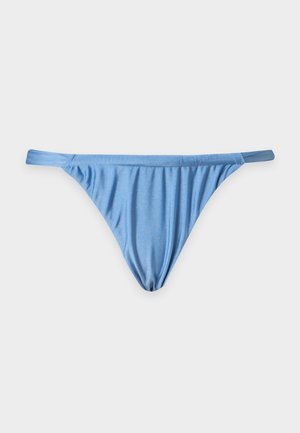 Lichtblauwe bikinibroekje met dunne zijbandjes, plat gelegd op een witte achtergrond.