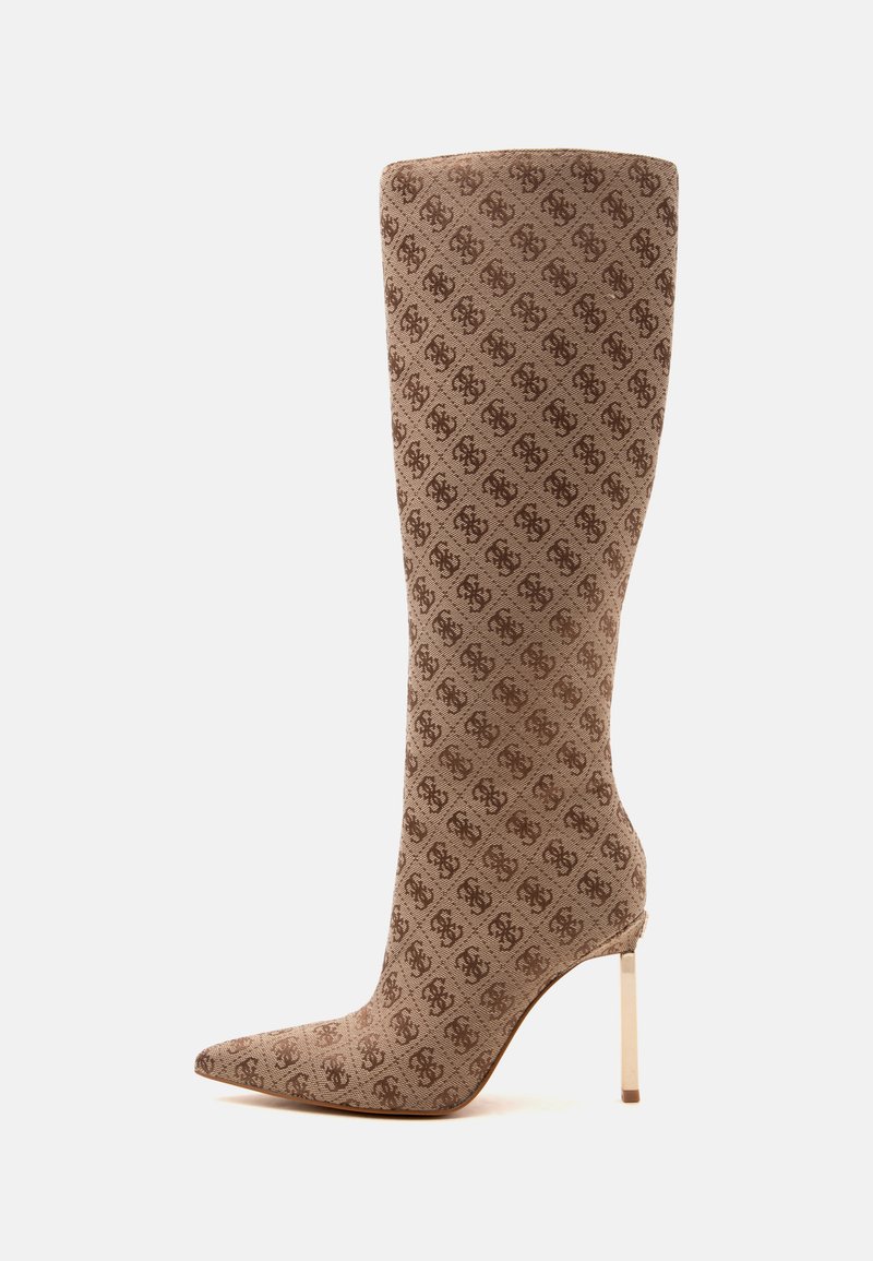 Botte haute beige pour femme à talon haut avec bout pointu et motif de logo marron foncé intégral sur tissu texturé.