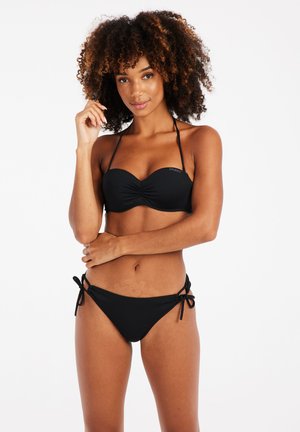 Crni bikini set s gornjim dijelom bez naramenica i naborima sprijeda te donjim dijelom s podesivim bočnim vezicama, izrađen od glatkog, rastezljivog materijala.