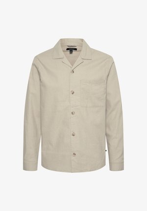 Camisa de manga larga de un beige claro en tejido texturizado, con cierre de botones en el frente, cuello con muesca, un bolsillo en el pecho y botones marrones.