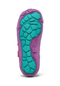 Semelle de sandale pour enfant avec un motif de bande de roulement texturé violet et bleu sarcelle, avec un petit logo en relief représentant un visage de singe près de la voûte plantaire.