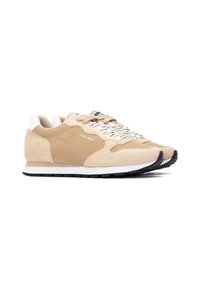 Sneakers beige con una combinazione di suede e tessuto, punta rotonda, lacci bianchi e suola in gomma nera. Sul lato presenta un dettaglio con logo.