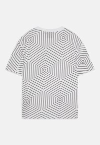Camiseta blanca de manga corta con un patrón geométrico de hexágonos en líneas negras, caracterizado por diferentes tamaños y capas de hexágonos.