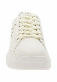 Sneakers bianchi in pelle con punta rotonda, chiusura con lacci testurizzati e sottili accenti argentati sui lati. Suola in gomma liscia.