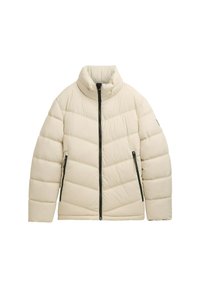 Chaqueta acolchada beige con cuello alto, diseño acolchado, cierre frontal con cremallera y bolsillos, con una textura suave y detalles en metal negro.