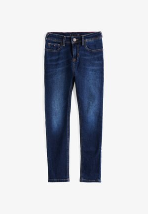 Temno modri kavbojke z ravnim krojem, ki imajo pet žepov, zapiranje na gumb in subtilno zbledelost za teksturo. Kontrastni šivi po celotni dolžini.