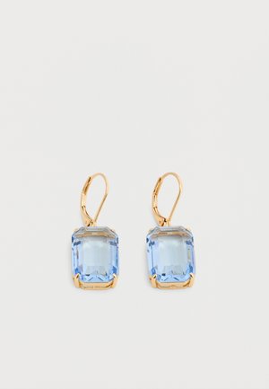 Χρυσά σκουλαρίκια με κούμπωμα lever-back και μεγάλα ορθογώνια, ανοιχτό μπλε πολύτιμα λίθους σε κοντινές βάσεις, σε απλό λευκό φόντο.