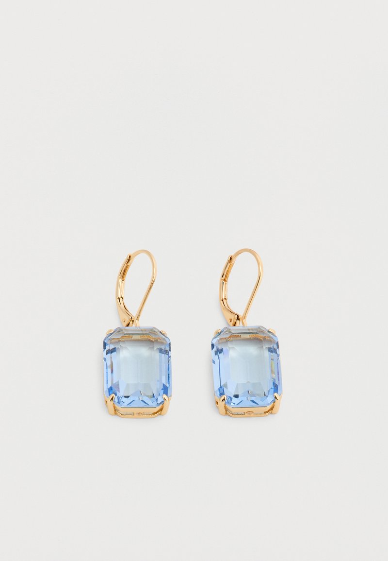 Χρυσά σκουλαρίκια με κούμπωμα lever-back και μεγάλα ορθογώνια, ανοιχτό μπλε πολύτιμα λίθους σε κοντινές βάσεις, σε απλό λευκό φόντο.