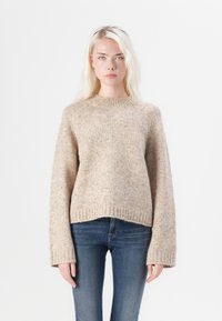 Beiger Strickpullover mit grober Textur, geripptem Saum und weiten Ärmeln. Verfügt über einen runden Halsausschnitt und ein leicht verkürztes Design.