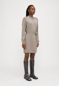 ONLY Petite ONLLEVA BELT DRESS - Φόρεμα-πουλόβερ - walnut melange