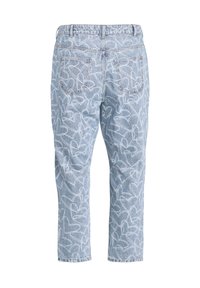 Gai zilu džinsi ar sirds motīvu baltā krāsā. Iezīmētas ar divām aizmugures kabatām un taisnu kāju dizainu ar jostu.