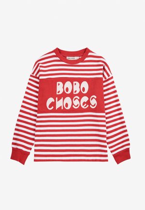 Rood-witte gestreepte longsleeve shirt, met een opvallende "BOBO CHOSES" grafiek op een stevig rood paneel. Zacht katoen materiaal, ronde halslijn.