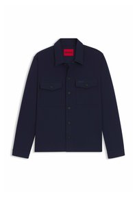 Camicia blu navy con bottoni realizzata in un tessuto liscio, dotata di due tasche sul petto e colletto. Logo mostrato sulla tasca sinistra superiore.