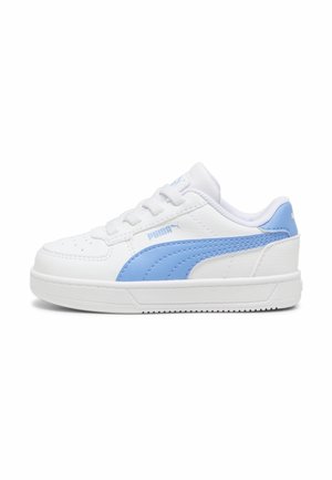 Hvid sneaker i lav stil fra Puma med lyseblå stribe, polstret krave, snørelukning foran og en struktureret gummisål, vist fra siden.