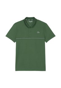Polo verde hecho de tela de algodón suave, con cuello clásico, dos botones y un diseño de rayas contrastantes en el pecho.