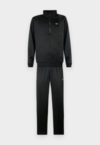 Fato de treino preto com uma jaqueta com fecho e gola alta e calças combinando. Feito de um tecido suave, apresentando detalhes texturizados nas laterais.