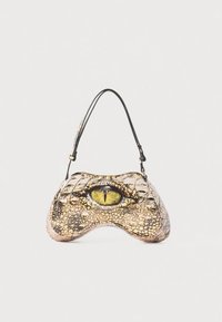 Borsa con motivo a coccodrillo in tonalità di beige e oro, con un particolare occhio giallo prominente e una tracolla nera.