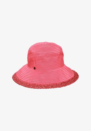 Różowy kapelusz typu bucket z szerokim rondem, poziomymi przeszyciami i teksturowaną obwódką na krawędzi, z małym okrągłym metalowym logo z boku.