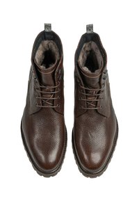 Bottines en cuir marron avec une finition texturée, un système de laçage, un intérieur rembourré et une languette décorative à l'arrière.