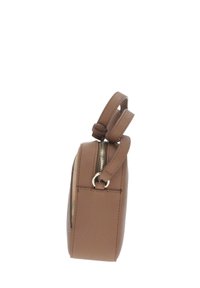 Borsa a mano in pelle marrone con finitura texture, dotata di una zip laterale e due manici corti nella parte superiore per un facile trasporto.