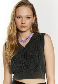 Szürke kötött cropped top, gyémántmintával és kabel részletekkel, V-nyakú és ujjatlan dizájnnal. Lila ékszerekkel díszítve.