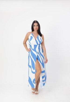 Vestido maxi con patrones abstractos en azul y blanco, diseño de cuello halter, gran abertura y tejido ligero, que presenta un corpiño ajustado y una falda fluida.