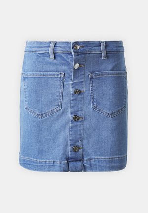 Šviesiai mėlyna džinsinė mini sijonas su priekiniu mygtukų uždarymu, penkiais kišenėmis ir šiek tiek suplėšytu apvadu, su matomais siuvimo akcentais.