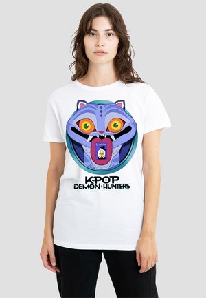 K-POP DEMON HUNTERS - CARTOON DERPY SAVE THE DATE - Print T-shirt - white