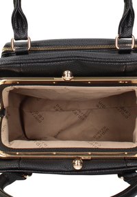 Borsa nera con texture, dotata di ferramenta dorata e chiusura a zip. L'interno presenta una fodera beige con la stampa "Pierre Cardin" su tutta la superficie.