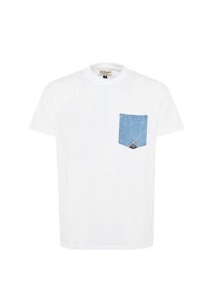 T-shirt bianca in cotone con taschino in denim blu caratterizzato da un design triangolare e dettagli con logo. Maniche corte e collo a giro.