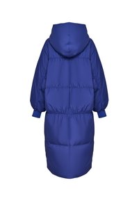 Parka albastră lungă și pufoasă cu glugă, având manșete elastice și secțiuni de cusături orizontale pe întreaga îmbrăcăminte.