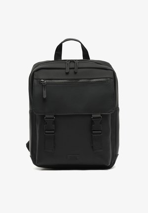 Zaino rettangolare nero con manico superiore, tasca frontale con zip e tasca a flap sicura grazie a due cinghie con fibbia, su sfondo bianco.