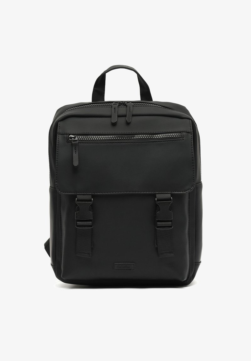 Črn pravokotni nahrbtnik z ročajem na vrhu, sprednjim žepom na zadrgo in žepom s preklopom, ki ga zaklepata dve zaponki, na belem ozadju.