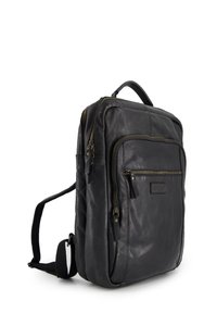 Czarna skórzana plecak z dwiema przednimi kieszeniami na zamek, teksturowana powierzchnia, brązowe akcenty i wyściełane paski. Posiada uchwyt na górze, co ułatwia noszenie.